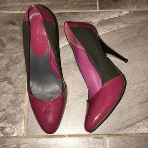 Grey and purple patent leather pump by Aldo. US 8